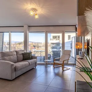 https://la-plume-class-3-toiles-vue-lac-avec-parking.hotels-rhonealpes.com